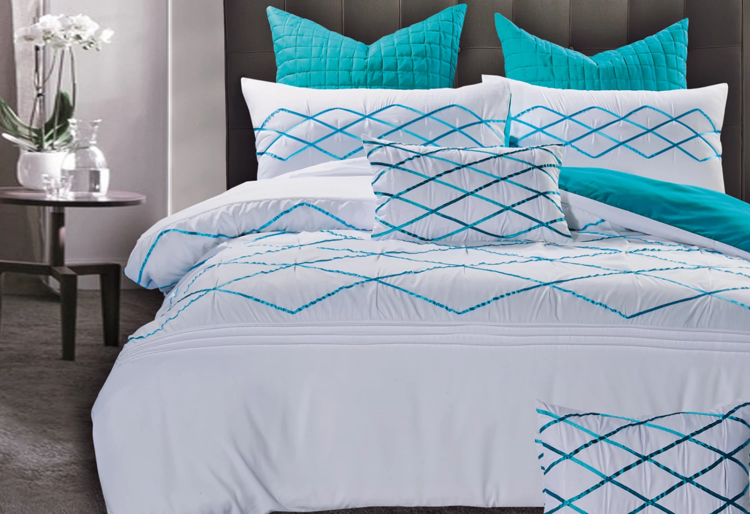 Super King Size White And Turquoise Blue Quilt Cover Set (3PCS) 3 Super King Size White And Turquoise Blue Quilt Cover Set (3PCS)